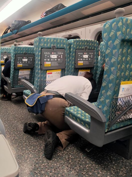 搭高鐵驚見乘務員「跪地道歉」 網怒揭真相