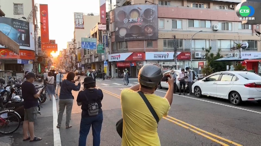 大街車道搶拍"懸日"美景 警察趕到累