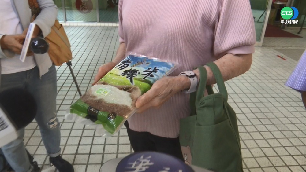 高雄首創接種送白米! 婆媽笑開懷搶排