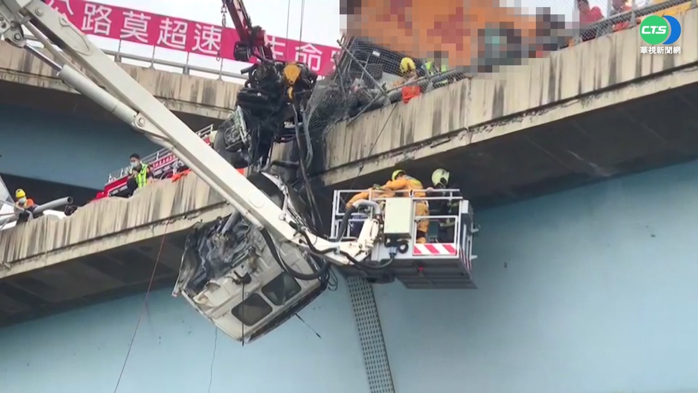 貨車衝破國道護欄 車頭懸空掛橋邊