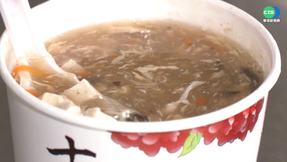 "學生多要吃飽" 30元酸辣湯大碗料超多
