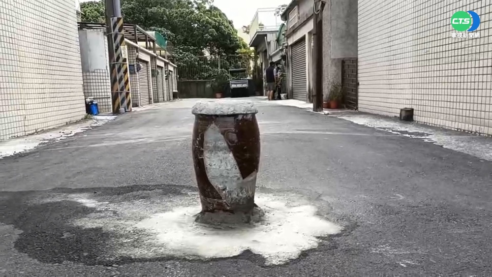 不給過路費出狠招 地主竟巷口擺骨灰罈