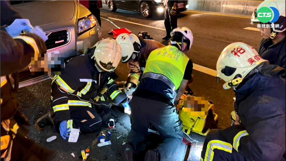 新北女騎士"倒地衝車底" 傷勢嚴重急救