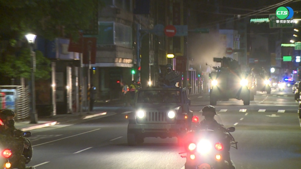 雲豹裝甲營夜間操演 模擬松機防衛戰