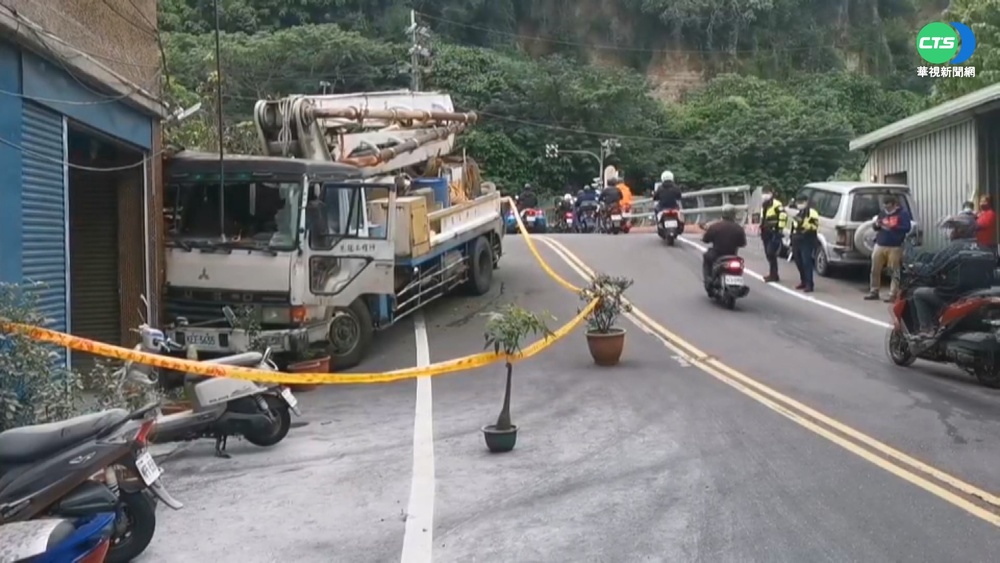 轉彎突失控暴衝 輸送水泥車撞民宅