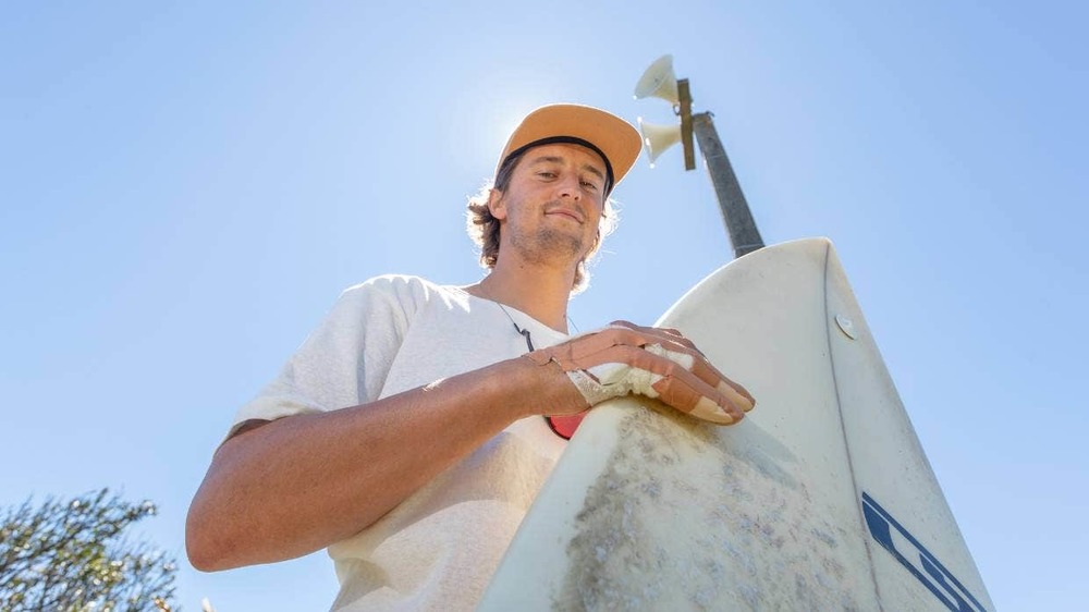 水上運動要小心！他衝浪「遇鯊魚」 機智行為驚險脫困