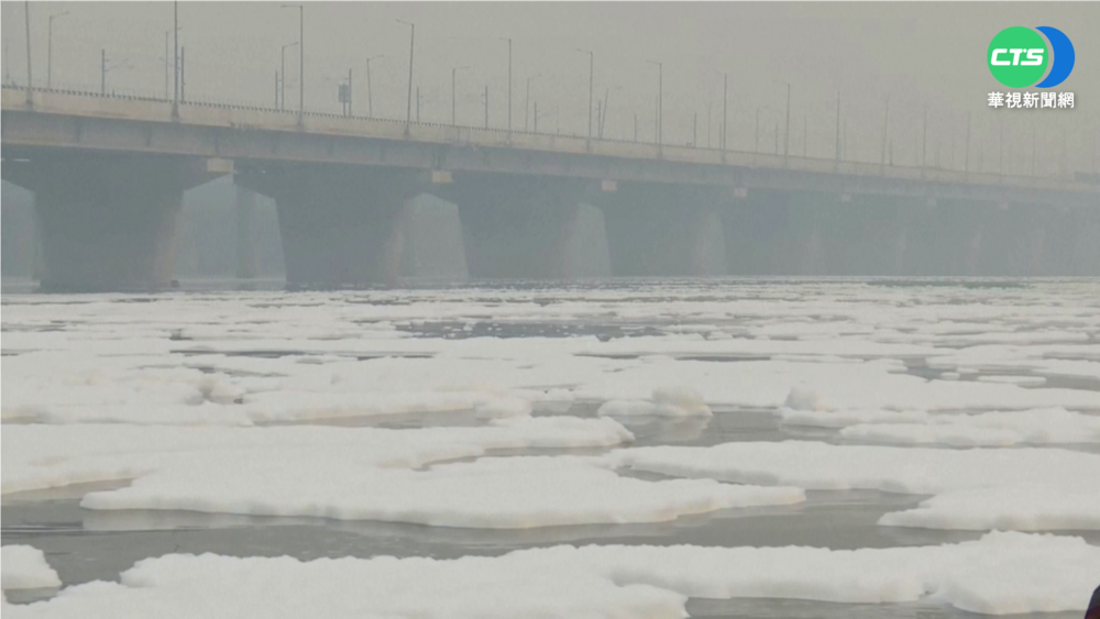 工業汙染嚴重 印度亞穆納河現毒泡泡