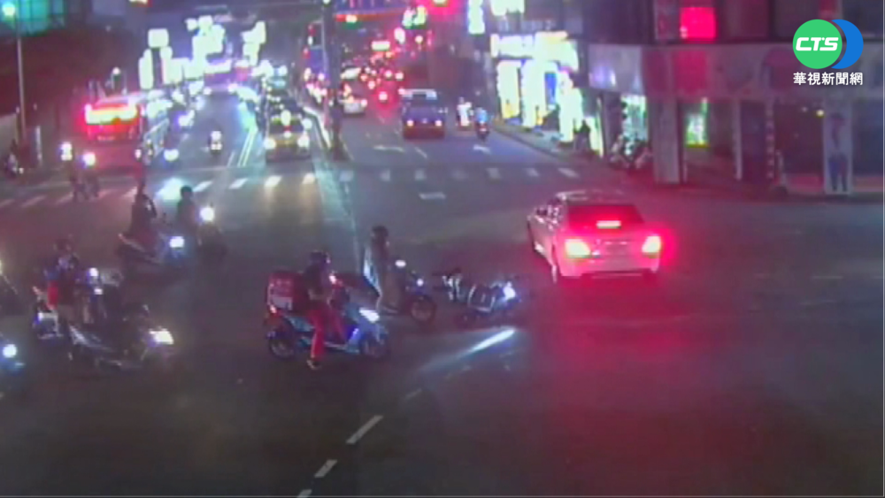 轎車闖紅燈攔腰撞 女子連人帶車倒地