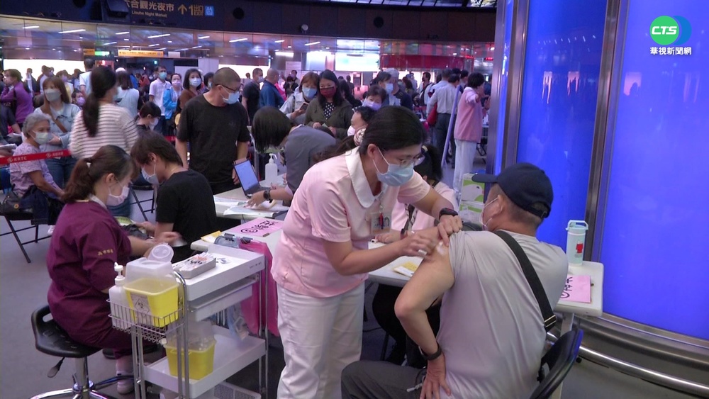 高雄"光之穹頂"疫苗開打 隊伍排1公里