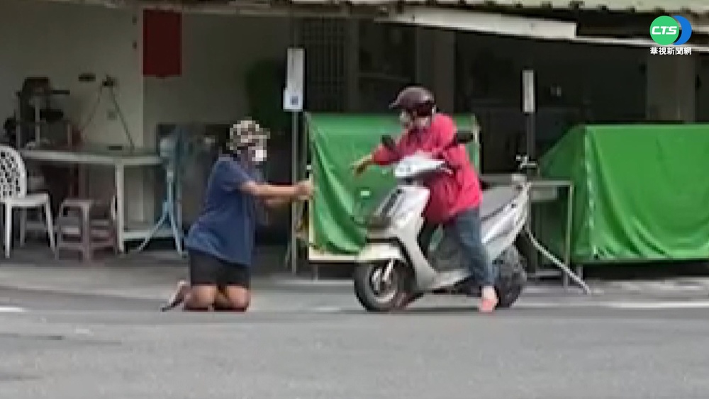 男子跪街頭乞討 好心嬤掏錢勸離開