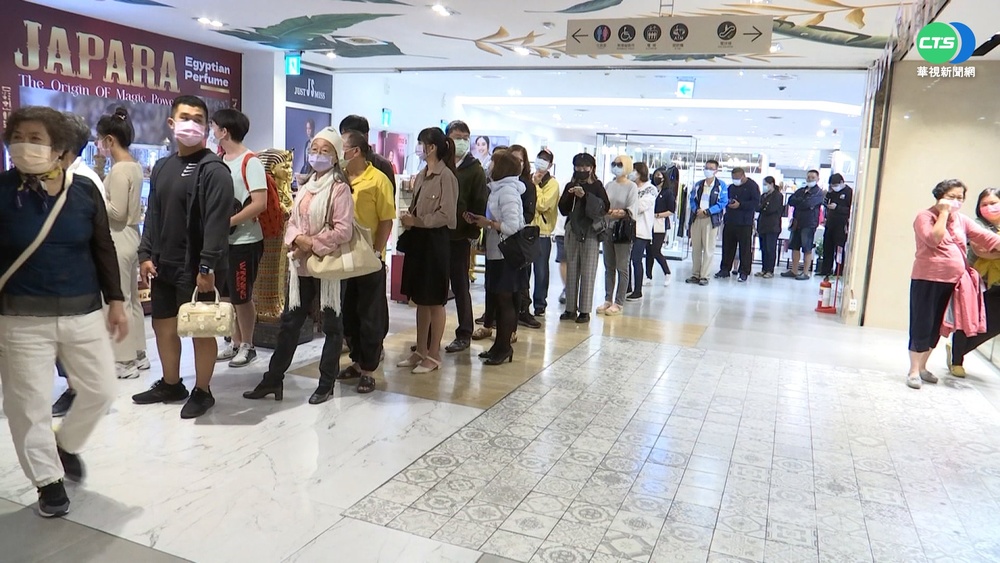 雙11瘋搶優惠 餐廳.百貨湧排隊人龍