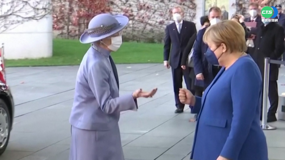 尷尬! 梅克爾伸手"碰拳" 遭丹麥女王婉拒