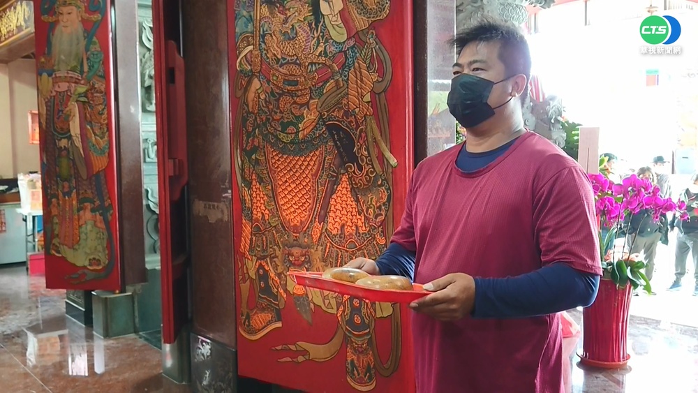 代天府擲筊賺發財金 連10聖筊得10萬