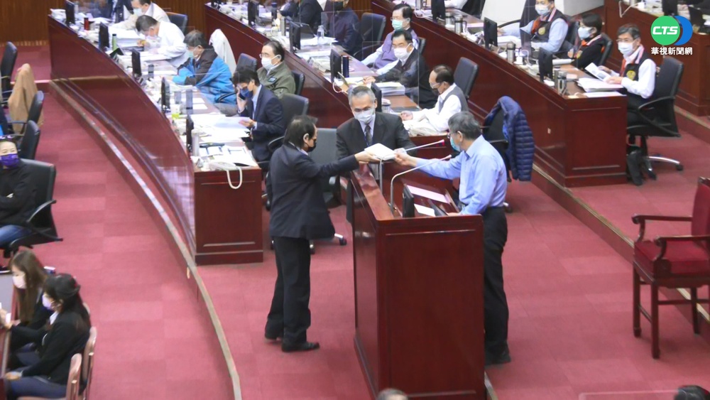 柯頻砲打中央 王世堅送繪本"角落生物"