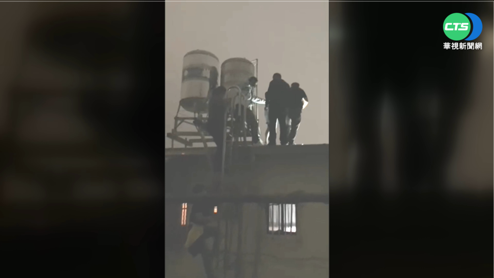 高市刑大警方逮毒犯 爬頂樓亮槍壓制