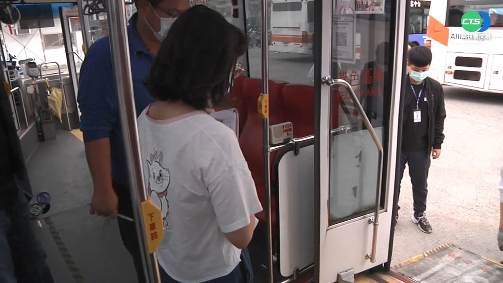 公車安全門突開啟 高一女甩飛全身傷