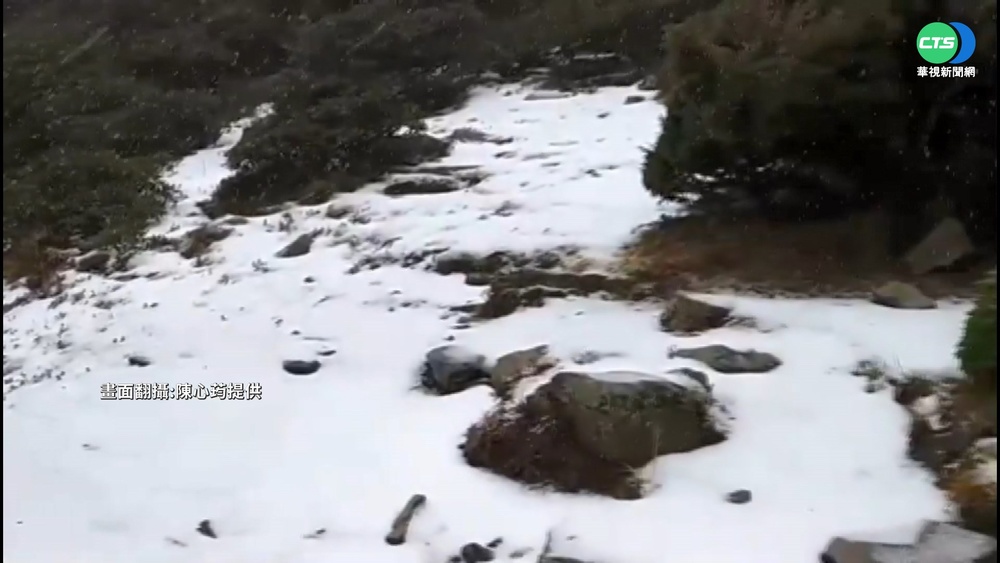 銀白世界! 玉山立冬首降雪 積雪達2公分