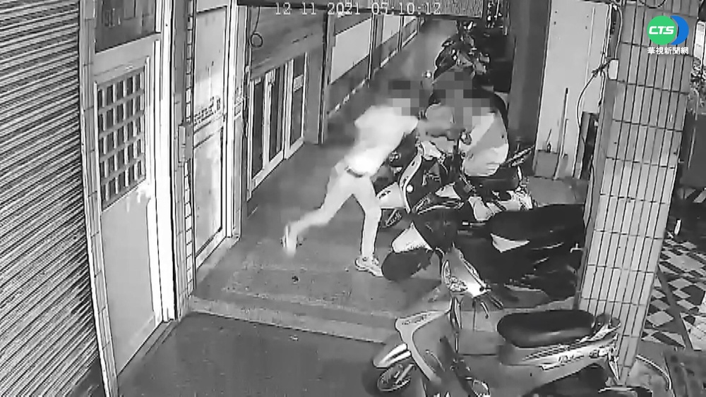 酒後心情差... 男狂"打"機車亂拔後照鏡