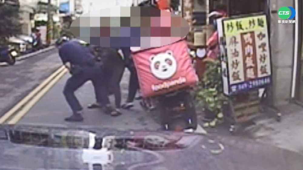 仇家狹路相逢! 外送員持刀棍險爆鬥毆