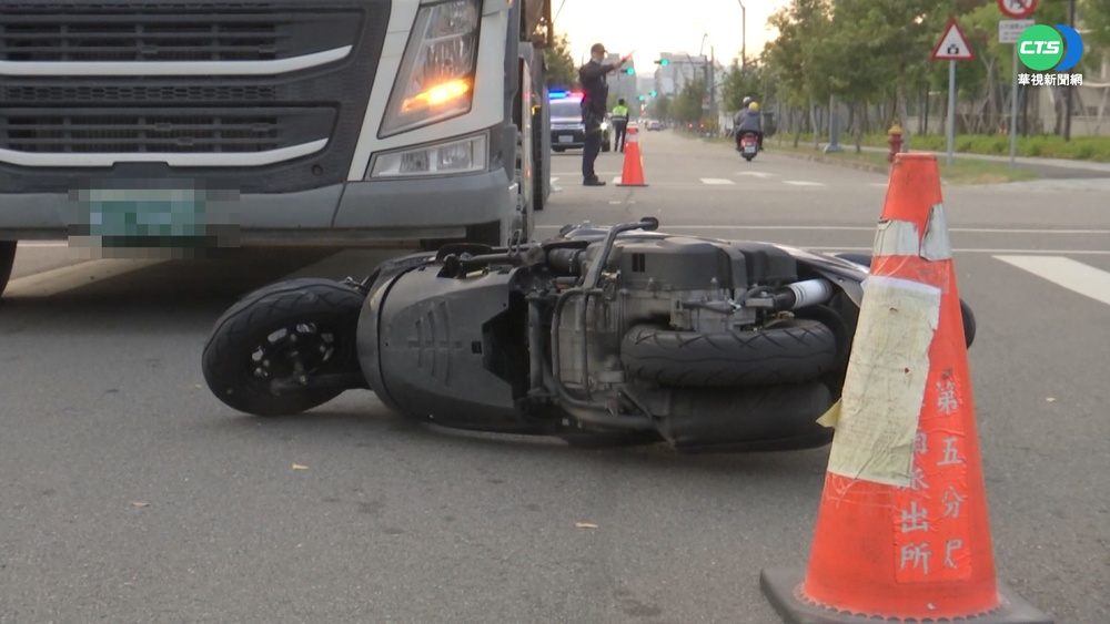 騎車疑超車擦撞 碩士生遭砂石車輾斃