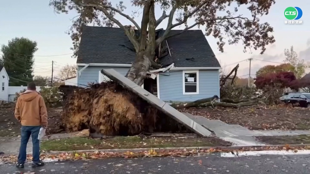 冰雹.龍捲風接連襲紐約 樹倒壓垮民宅