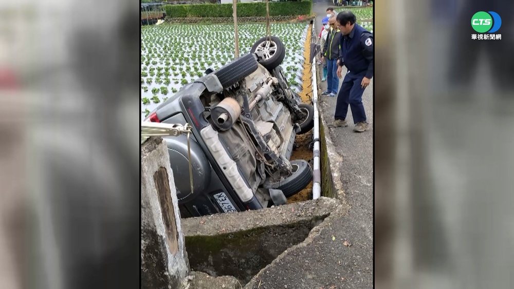 封路抄捷徑! 連續2天2車翻落草莓園