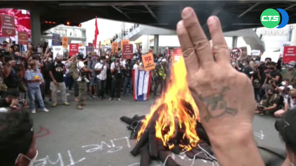 不滿判決 泰抗議人士上街反君主專制