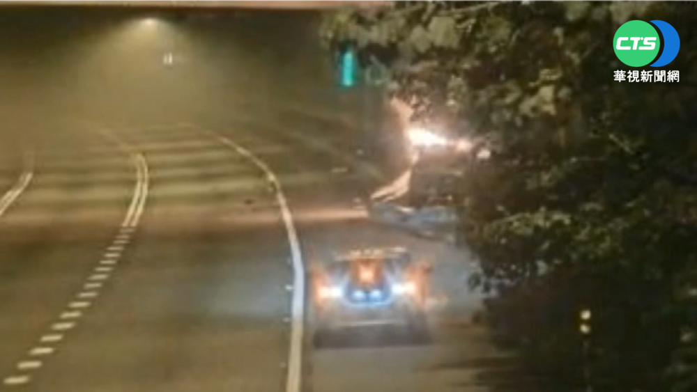 國三南下轎車自撞隧道口 悚遭烈焰吞噬