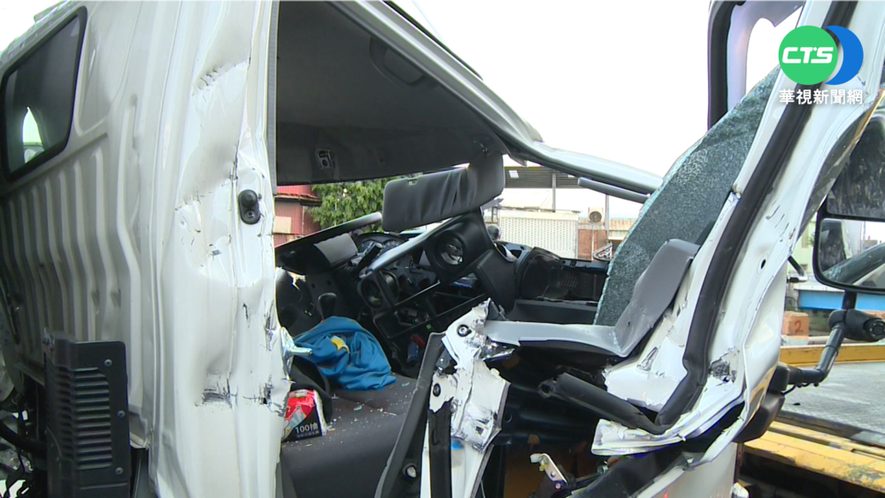 物流車駕駛疑疲勞撞護欄 險墜中港大排