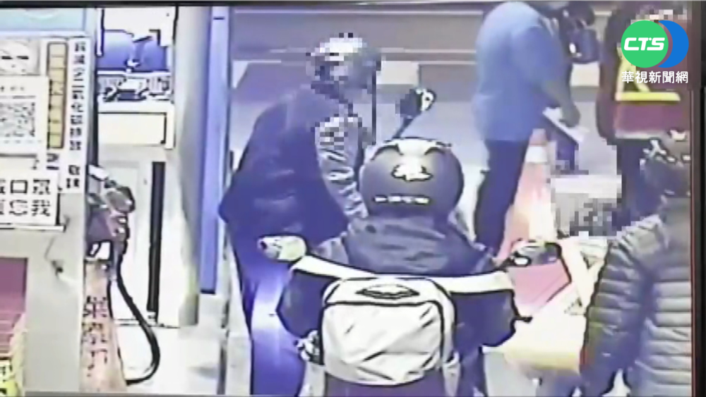 嫌加油站員工態度差 3騎士持安全帽猛K