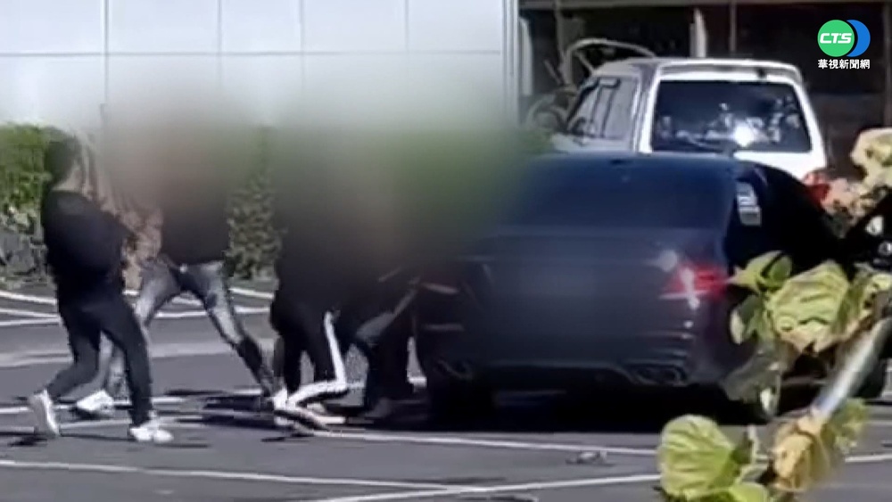 大白天約談判破裂 10人停車場大亂鬥