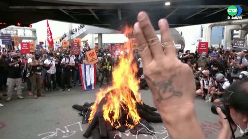 法院判"反王權"違憲 數千泰人曼谷抗議