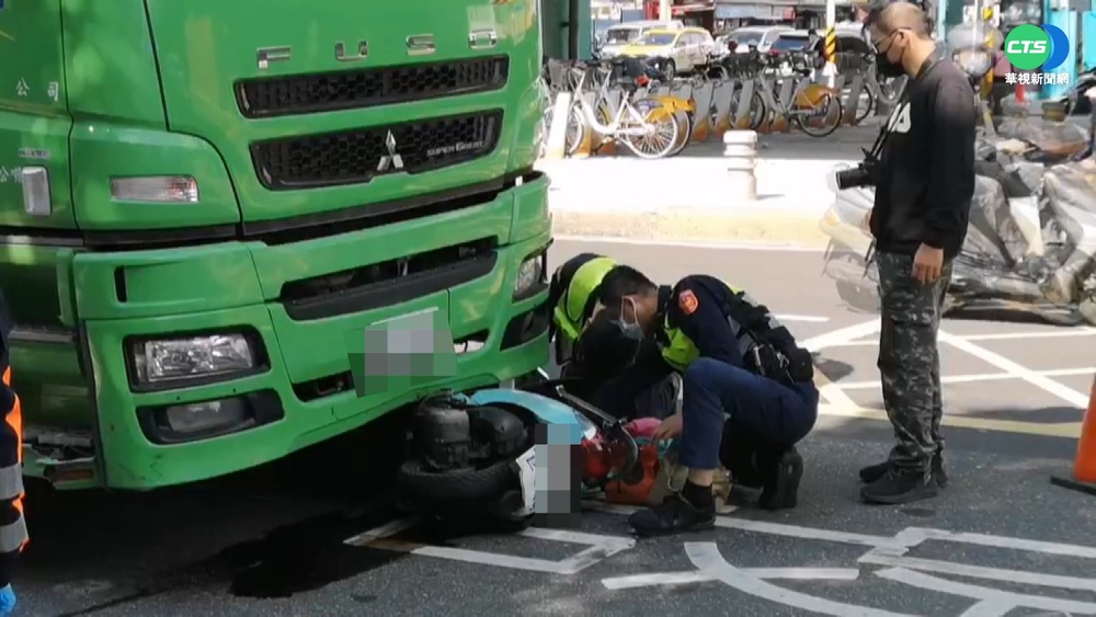 機車遭砂石車追撞 祖孫當場遭輾斃