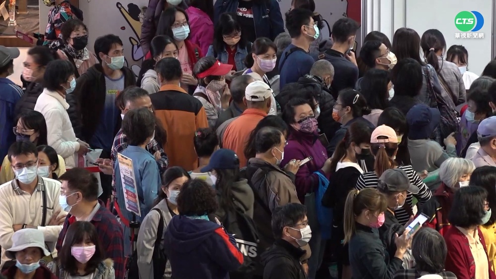 領"嘉"倍券.滿千送百 市政府擠爆人潮