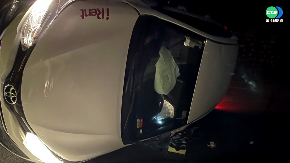 無照少年租車載3友人 自撞山壁翻車