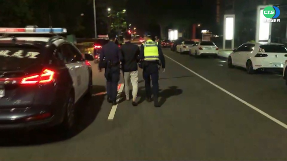 酒駕拒檢衝撞警 騎士跌撞小黃後被逮