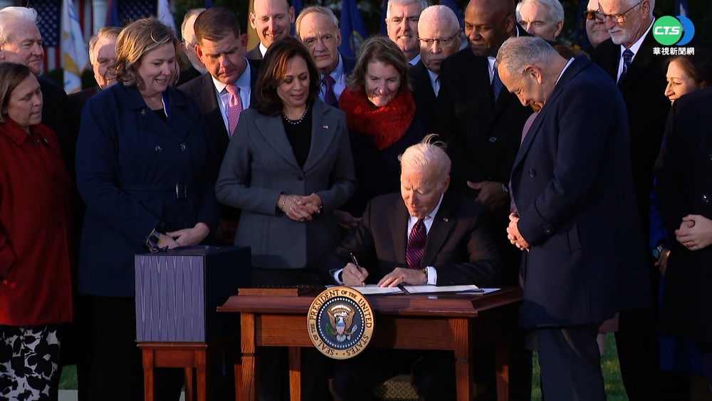 美1兆美元基建法案 拜登正式簽了!