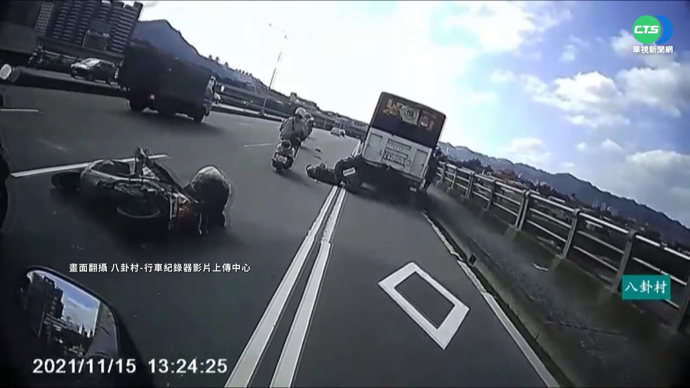 疑未注意車況撞清潔車 騎士手腳骨折