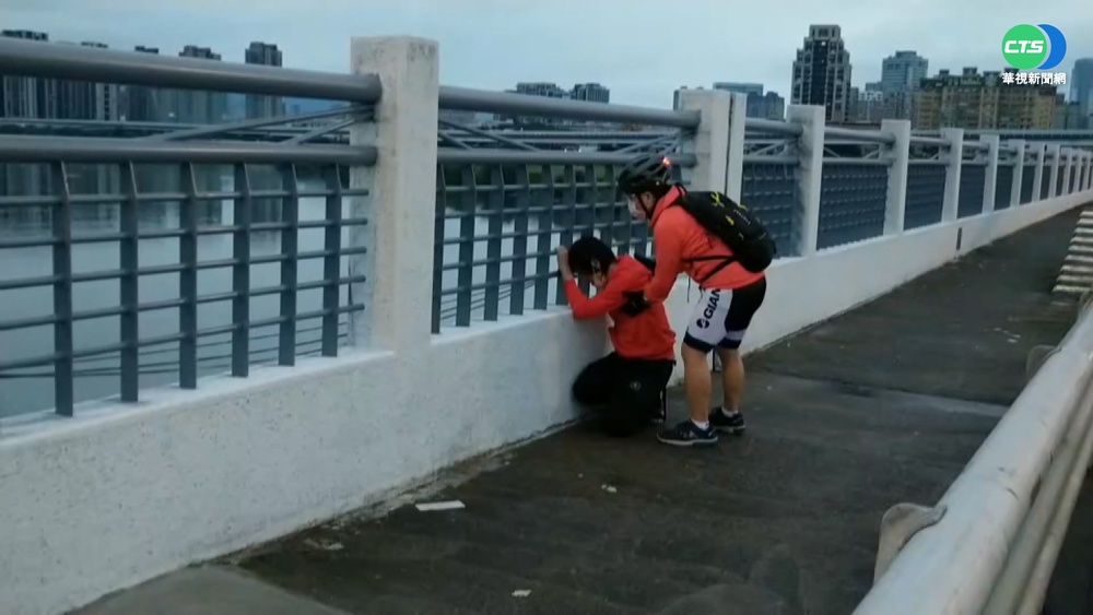 男攀光復橋護欄啜泣 騎士好言安撫救下