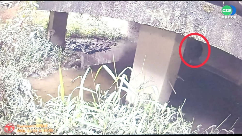 通緝犯遇盤查心虛落跑 狂奔百米躲涵洞