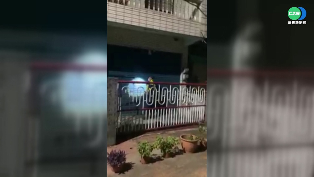 男整夜狂敲鐵門勸不聽 全村為他一人醒