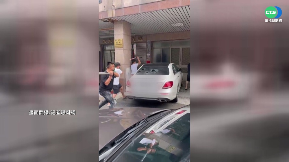 台中治安再亮紅燈! 5惡煞狠砸警妻車