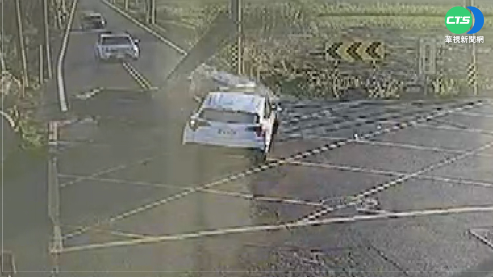 小貨車遭對向車撞起火 駕駛全身75%燒傷