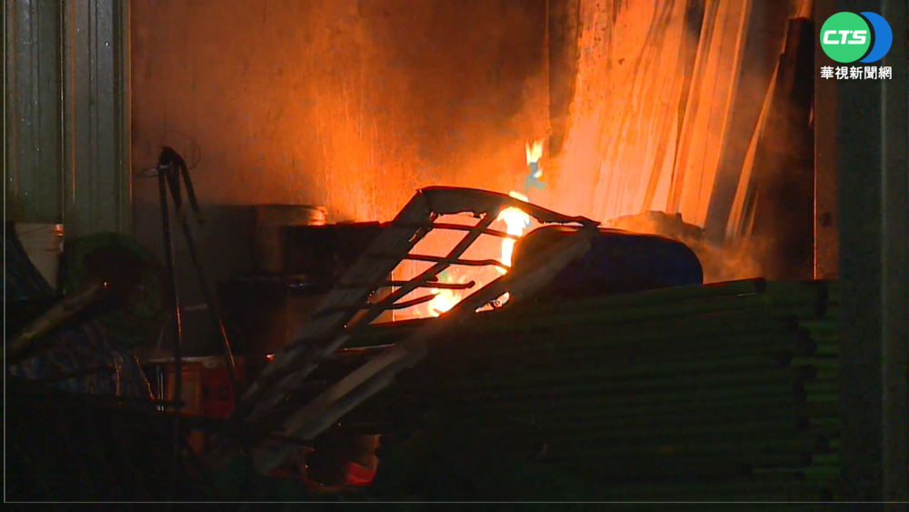 新店倉庫深夜大火 逾百坪廠房燒毀