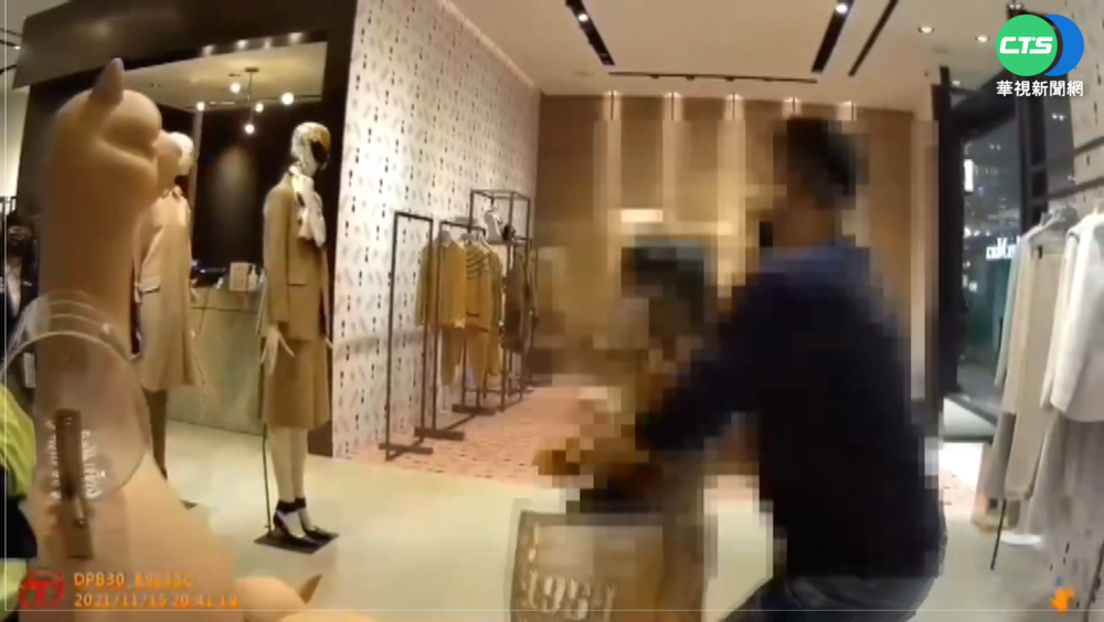 不滿大衣買貴 婦大鬧百貨公司被上銬