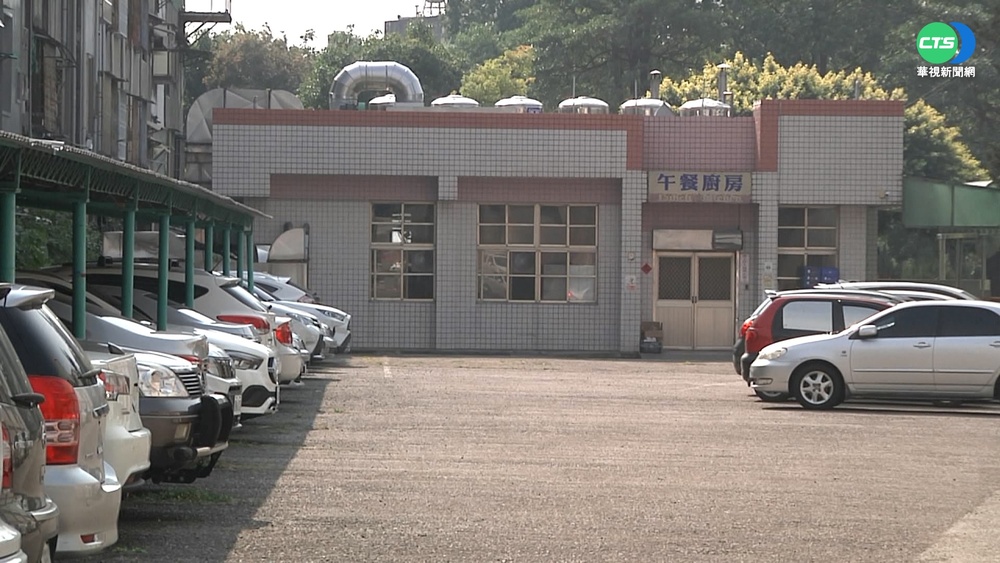 幼園師疑不滿被檢舉 竟叫童撿地上菜吃