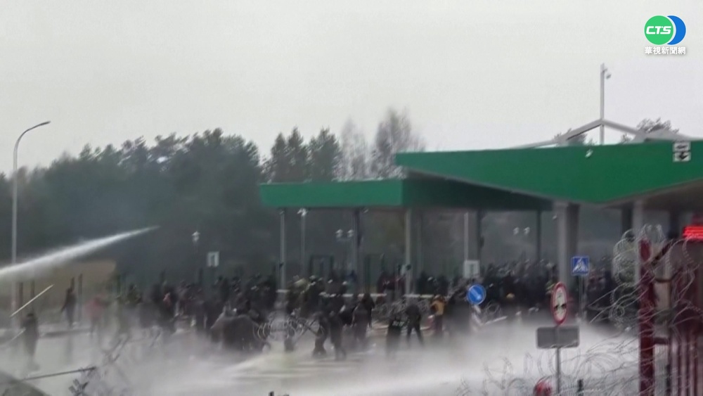 難民強行闖邊境 波蘭部隊催淚彈壓制