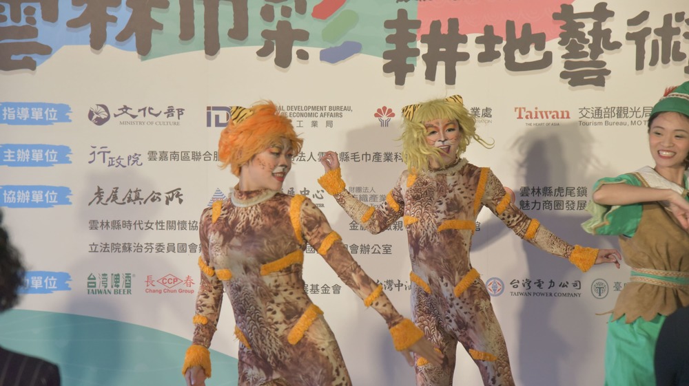 雲林巾彩耕地藝術節登場 紙風車特技「毛巾秀」壓軸