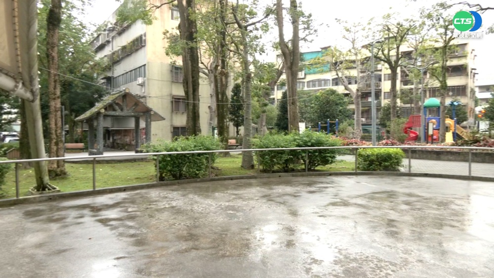 溜冰場變舞池?! 小孩溜直排輪被趕