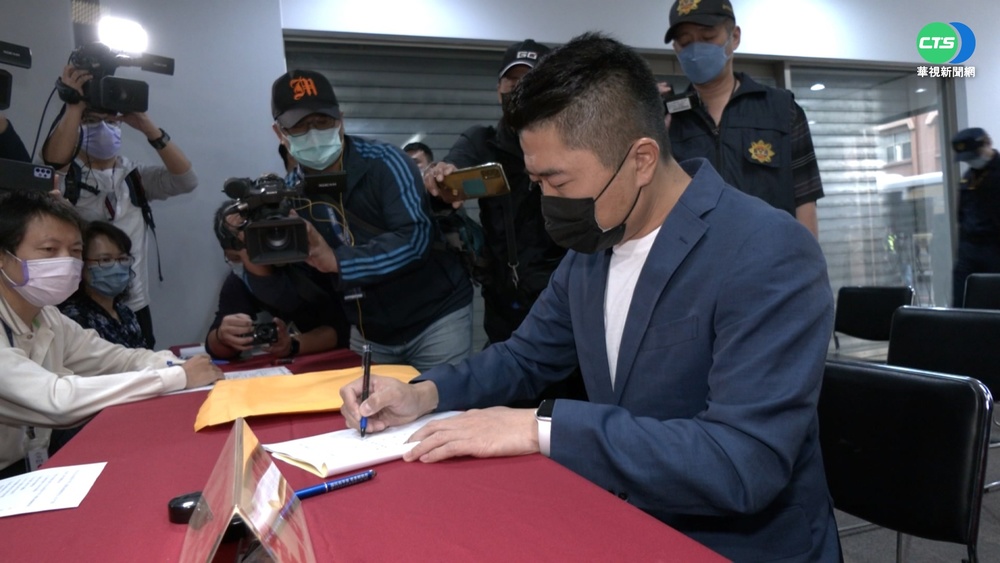 "解鎖新任務" 顏寬恒首次親登記參選